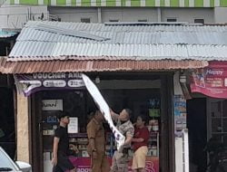 Puluhan Papan Iklan dan Reklame di Kota Padang Dibongkar