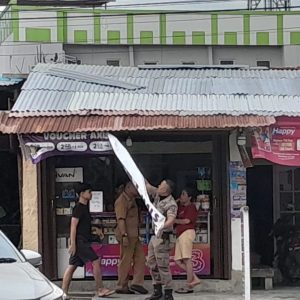 Puluhan Papan Iklan dan Reklame di Kota Padang Dibongkar