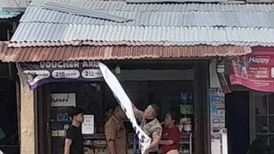 Puluhan Papan Iklan dan Reklame di Kota Padang Dibongkar
