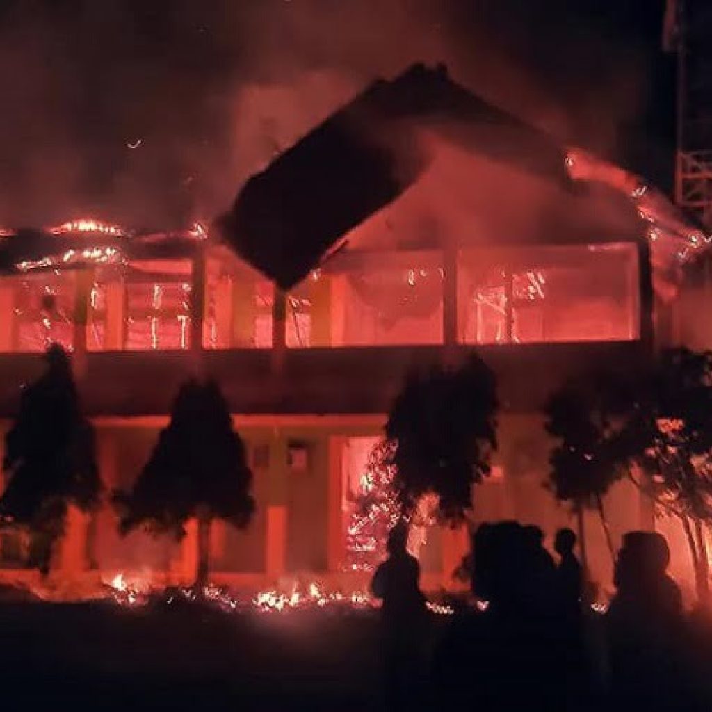 SMKN 2 Pariaman Terbakar, 8 Unit Damkar dan Diduga Akibat Korsleting Listrik