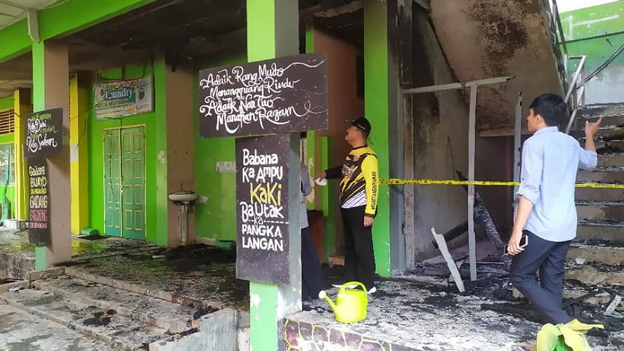 Wakil Wali Kota Pariaman, Mardison Mahyuddin Memantau kondisi kebakaran SMKN 2 Pariaman