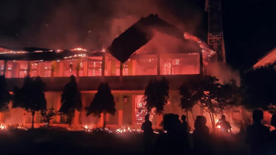 SMKN 2 Pariaman Terbakar, 8 Unit Damkar dan Diduga Akibat Korsleting Listrik SMKN 2 Pariaman Terbakar, 8 Unit Damkar dan Diduga Akibat Korsleting Listrik