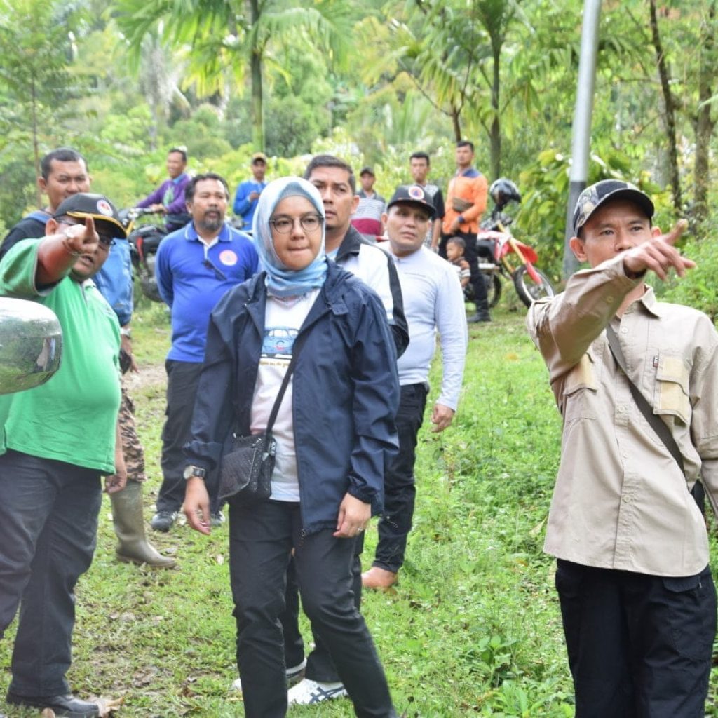 Warga Desa Lumindai Kecamatan Barangin Membuka Akses Jalan ke Perbatasan Kabupaten Solok
