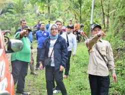 Warga Desa Lumindai Kecamatan Barangin Membuka Akses Jalan ke Perbatasan Kabupaten Solok