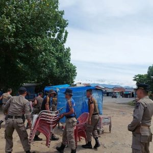 Benahi Lokasi Pantai Padang, Satpol PP Bongkar Lapak Pedagang Kaki Lima