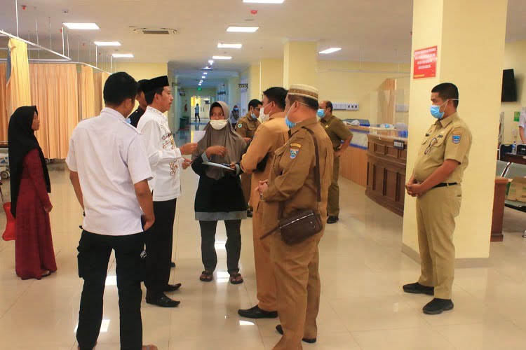 Berobat Gratis di RSUD Pasaman Barat, Wabup Risnawanto Minta Prioritaskan Kebutuhan Fasilitas Universal Health Coverage (UHC) Berobat Gratis di RSUD Pasaman Barat, Wabup Risnawanto Minta Prioritaskan Kebutuhan Fasilitas Universal Health Coverage (UHC)