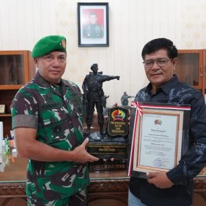Brigjen TNI Purmanto Danrem 032 Wirabraja Beri Penghargaan Kepada Najjar Lubis