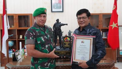 Brigjen TNI Purmanto Danrem 032 Wirabraja Beri Penghargaan Kepada Najjar Lubis