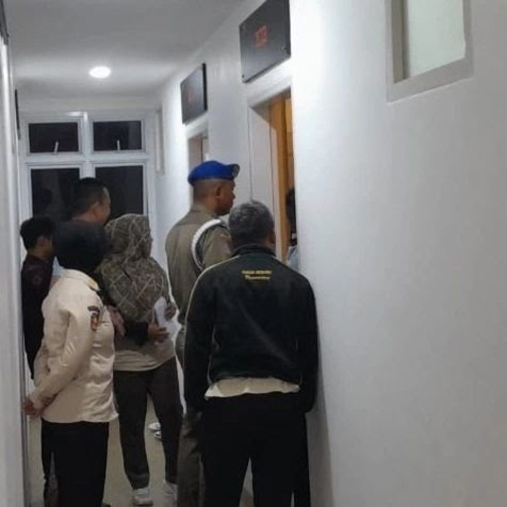 Dua Pasangan Tanpa Memiliki Buku Nikah Berduaan Dalam Kamar dan Pemilik diberi Surat Panggilan dari Satpol PP Padang