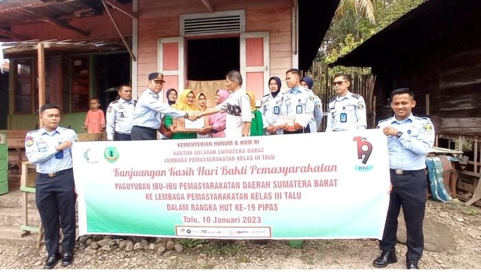 Pipas HUT ke 19 DWP Lapas Kelas III Talu Lakukan Kunjungan Kasih Ke Rumah Seorang Purna Bakti