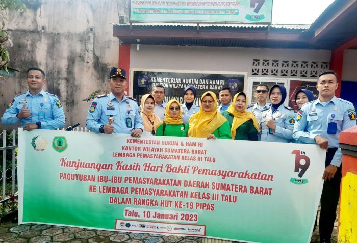 Pipas HUT ke 19 DWP Lapas Kelas III Talu Lakukan Kunjungan Kasih Ke Rumah Seorang Purna Bakti