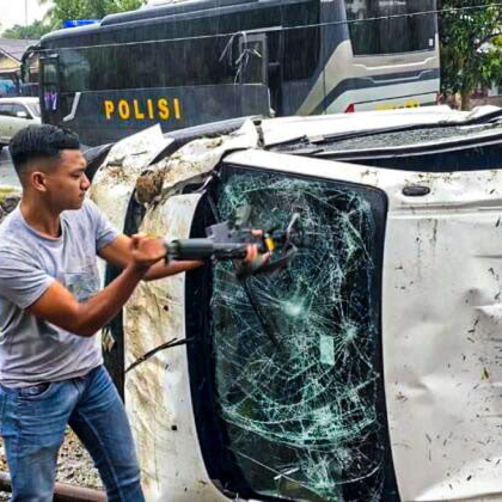 Mobil Pengawalan Uang Bank Terguling, Uang berserakan karena Brankas rusak parah