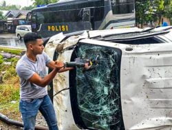 Mobil Pengawalan Uang Bank Terguling, Uang berserakan karena Brankas Rusak Parah