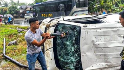 Mobil Pengawalan Uang Bank Terguling, Uang berserakan karena Brankas rusak parah