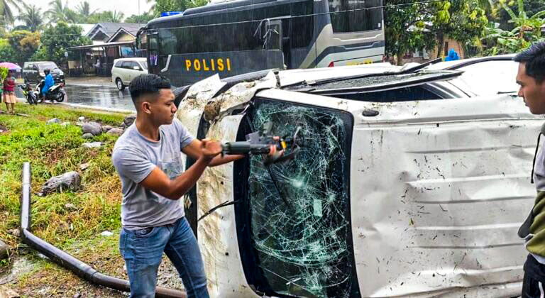 Mobil Pengawalan Uang Bank Terguling, Uang berserakan karena Brankas rusak parah