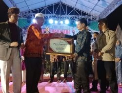 Najjar Lubis Dapat Piagam Penghargaan Dari Bupati Pasbar Sabagai Tokoh Partisifasi Pembangunan Objek Wisata