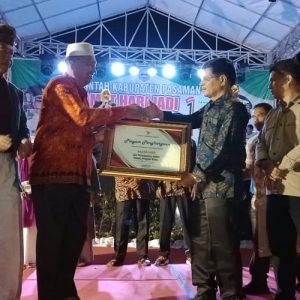 Najjar Lubis Dapat Piagam Penghargaan Dari Bupati Pasbar Sabagai Tokoh Partisifasi Pembangunan Objek Wisata