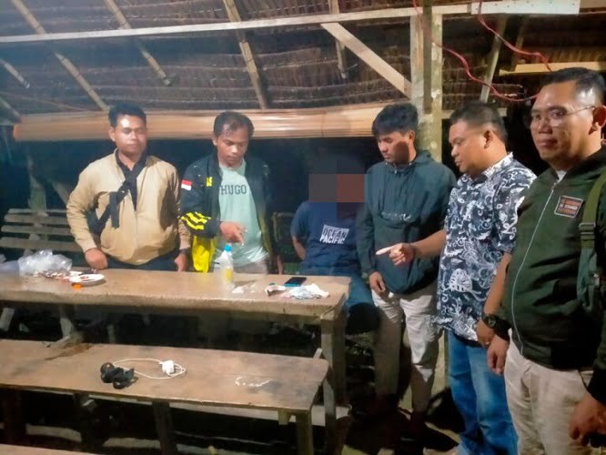 Pengedar Sabu di Sungai Beremas Berhasil diamankan Tim Opsnal Satresnarkoba Polres Pasaman Barat Pengedar Sabu di Sungai Beremas Berhasil diamankan Tim Opsnal Satresnarkoba Polres Pasaman Barat