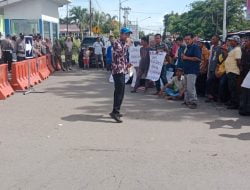 Ratusan Korban Gempa Talamau Lakukan Aksi Demo Disekitar Kantor Bupati Pasaman Barat