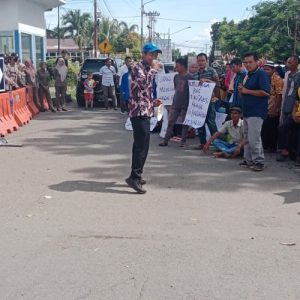 Ratusan Korban Gempa Talamau Lakukan Aksi Demo Disekitar Kantor Bupati Pasaman Barat