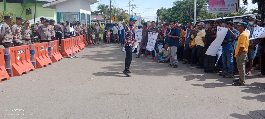 Ratusan Korban Gempa Talamau Lakukan Aksi Demo Disekitar Kantor Bupati Pasaman Barat Ratusan Korban Gempa Talamau Lakukan Aksi Demo Disekitar Kantor Bupati Pasaman Barat