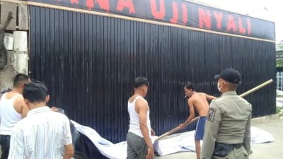 Rumah Hantu Wahana Uji Nyali Tema Pengabdi Setan di Kota Padang diperiksa Satpol PP