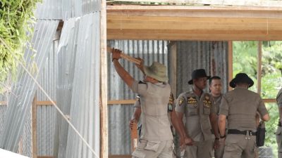 Satpol PP Padang Bongkar Satu Unit Bangunan