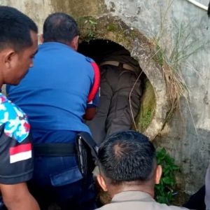 Seorang Nenek didalam Gorong-gorong Berhasil dievakuasi Satpol PP Padang
