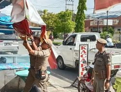 Spanduk dan Iklan yang Tidak Sesuai Aturan Perwako di Copot Satpol PP Padang
