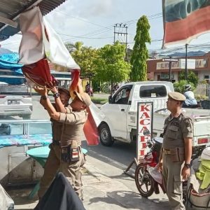Spanduk dan Iklan yang Tidak Sesuai Aturan Perwako di Copot Satpol PP Padang