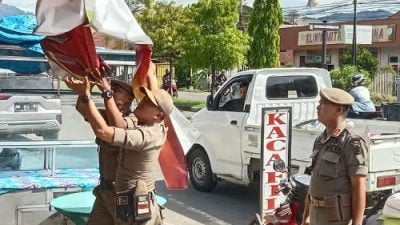 Spanduk dan Iklan yang Tidak Sesuai Aturan Perwako di Copot Satpol PP Padang