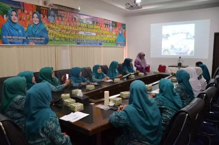 TP PKK dan BMKT Kabupaten Agam Salurkan Bantuan Bencana Gempa Cianjur Secara Virtual TP PKK dan BMKT Kab. Agam Salurkan Bantuan Bencana Gempa Cianjur Secara Virtual