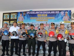 Antisipasi Kecelakaan Fatal, Polres Pasbar Bagikan 1.000 Helm ke Masyarakat