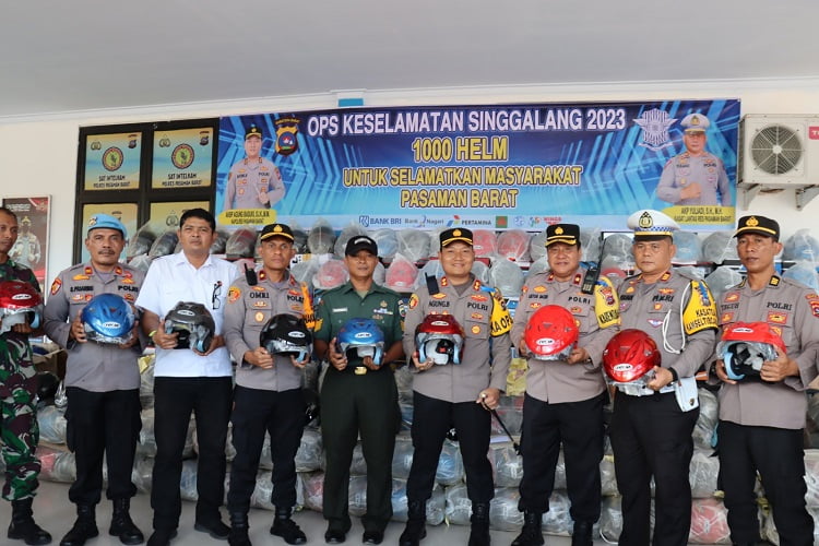 1000 Helm Dibagikan Polres Pasaman Barat Dalam Operasi Patuh Singgalang 2023 1000 Helm Dibagikan Polres Pasaman Barat Dalam Operasi Patuh Singgalang 2023