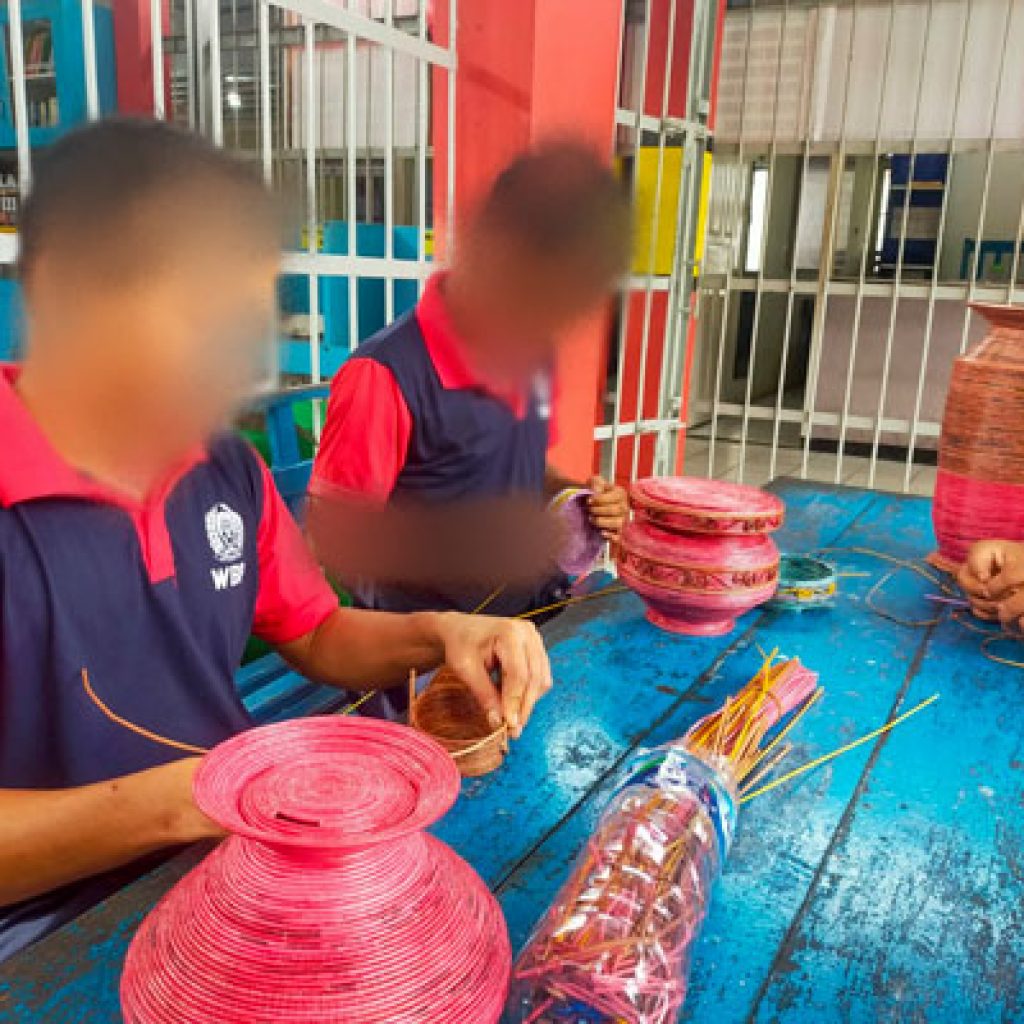 Bermodalkan Sampah, WBP Kelas III Talu Sulap Koran Bekas Jadi Karya Kerajinan Tangan