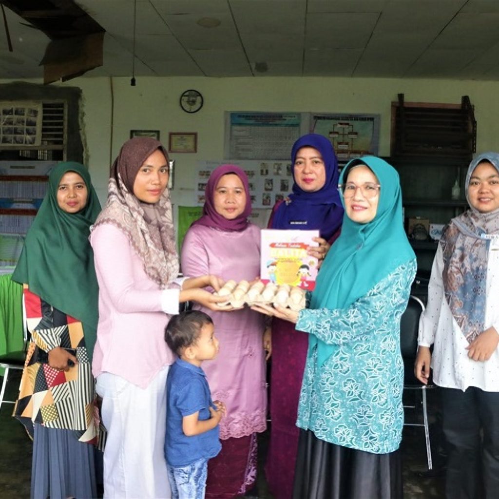 Dinkes Bersama Ketua TP PKK Pasbar Kembali Salurkan Makanan Tambahan Untuk Anak Baduta Stunting di Tiga Jorong