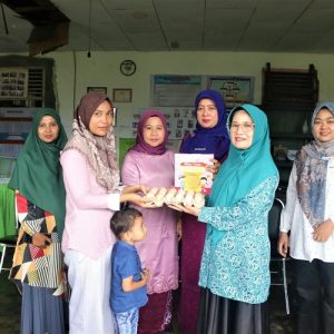 Dinkes Bersama Ketua TP PKK Pasbar Kembali Salurkan Makanan Tambahan Untuk Anak Baduta Stunting di Tiga Jorong