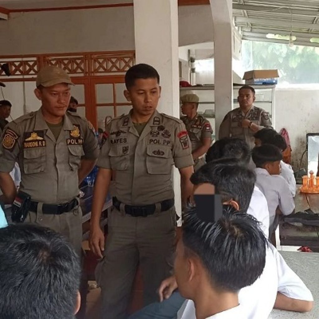 Empat Pelajar yang Asyik Bermain Domino di Kawasan Padang Utara ditertibkan Satpol PP