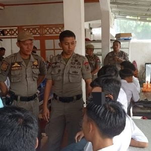 Empat Pelajar yang Asyik Bermain Domino di Kawasan Padang Utara ditertibkan Satpol PP