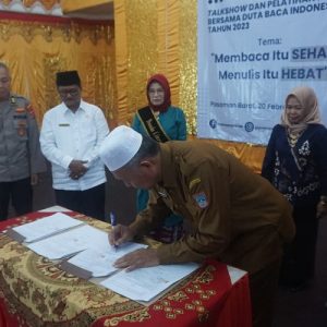 Hadiri Talkshow dan Pelatihan Kepenulisan Bersama Duta Baca Indonesia Tahun 2023, Bupati Hamsuardi Tandatangani MoU Penyelenggaraan Perpustakaan Sekolah
