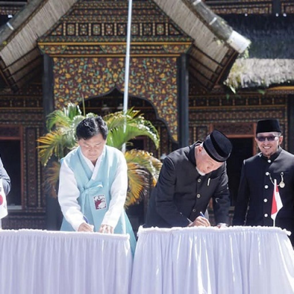 Jalin Kerjasama dengan Korea Selatan, Gubernur Sumbar dan Gubernur Jeollabuk-Do Tanda Tangani LOI di Istano Basa Pagaruyuang