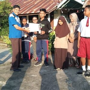 Kabid Disdik Pasbar Menyerahkan Trophy Lomba Pertandingan Futsal Antar Sekolah di SMP N 2 Luhak Nan Duo
