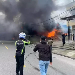 Kebakaran di Kapeh Panji Kab. Agam, Kerugian Mencapai 10 Miliar yang Diduga Akibat Kebocoran Bahan Bakar