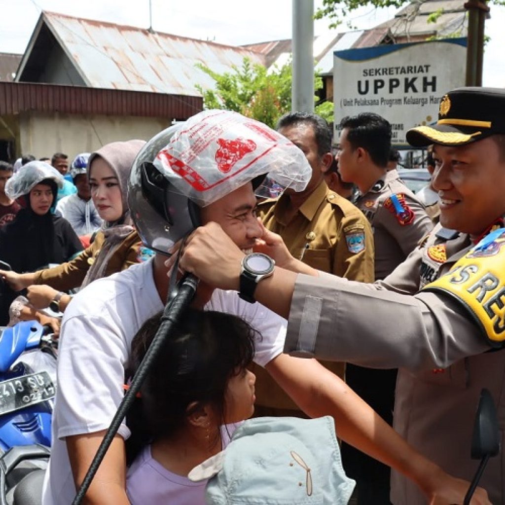 Kembali Bagikan Helm Gratis Untuk Warga Ujung Gading, Kapolres Pasaman Barat Tegaskan Pentingnya Pakai Helm