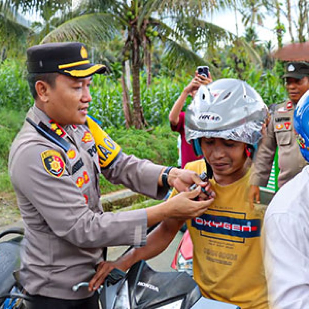 Kembali Membagikan Helm Gratis, Kapolres Pasaman Barat Datangi Kecamatan Gunung Tuleh