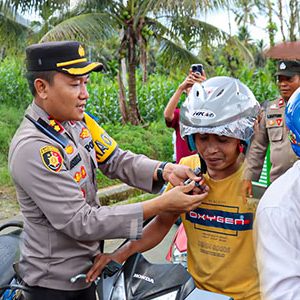 Kembali Membagikan Helm Gratis, Kapolres Pasaman Barat Datangi Kecamatan Gunung Tuleh