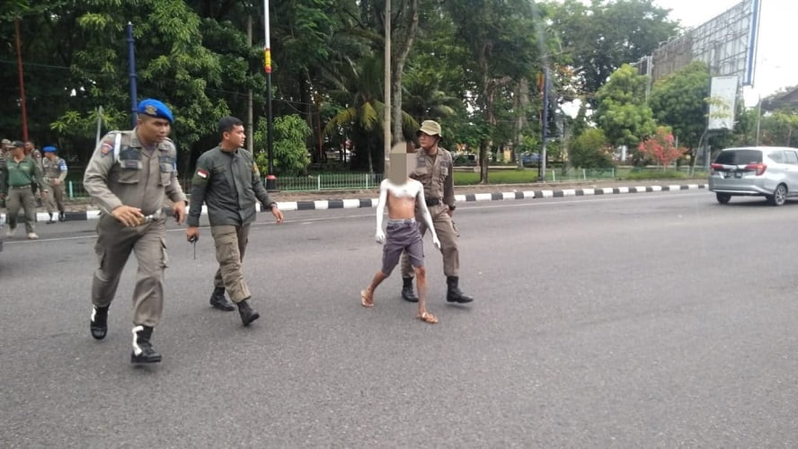 Manusia silver, serta badut beraktifitas di perempatan lampu merah, ditertibkan oleh Satpol PP Padang
