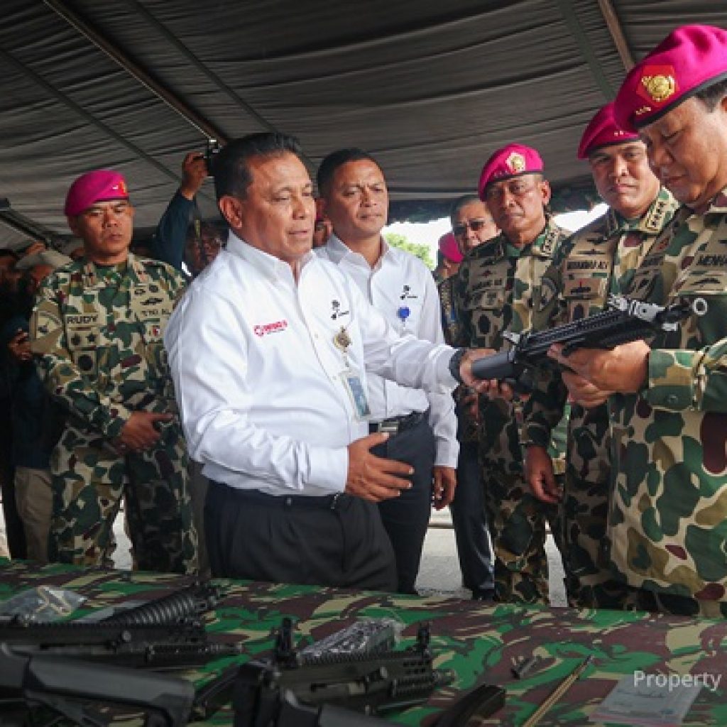 Menteri Pertahanan RI Menyerahkan Produk Senjata Pindad
