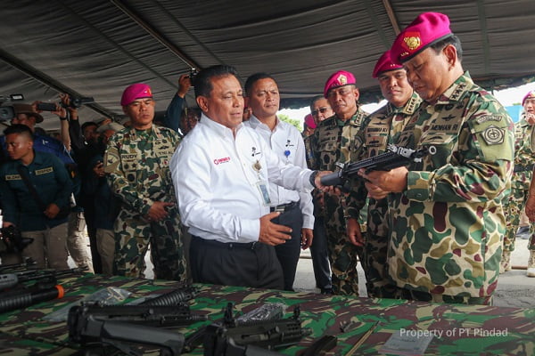 Menteri Pertahanan RI Menyerahkan Produk Senjata Pindad