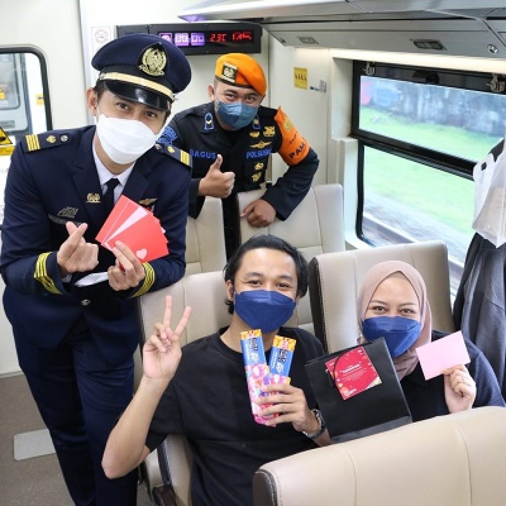 Momen Hari Valentine 2023, KAI Bagikan Souvenir dan Adakan Event Lomba